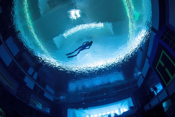 水下購物與水下騎行自行車：世界最深的迪拜潛水泳池 - 俄羅斯衛星通訊社