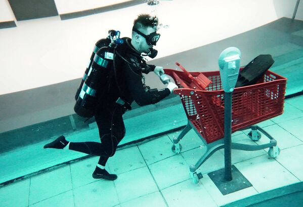 水下购物与水下骑行自行车：世界最深的迪拜潜水泳池 - 俄罗斯卫星通讯社