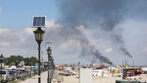 Дым поднимается над нефтеперерабатывающим заводом Petromidia, Румыния - 俄羅斯衛星通訊社