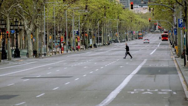 Мужчина в защитной маске на пустой улице Пасео-де-Грасия в Барселоне, Испания - 俄罗斯卫星通讯社