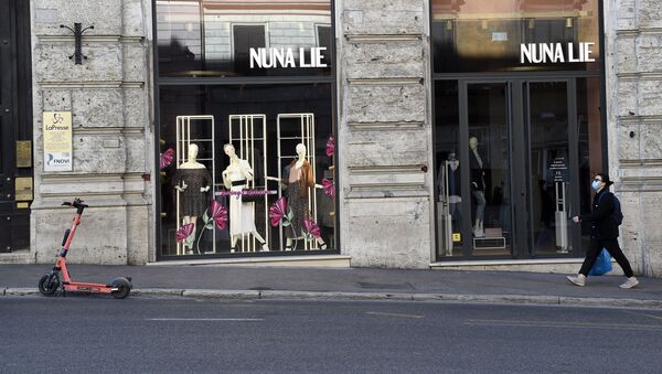 Девушка возле закрытого магазина Nuna Lie в Риме - 俄羅斯衛星通訊社