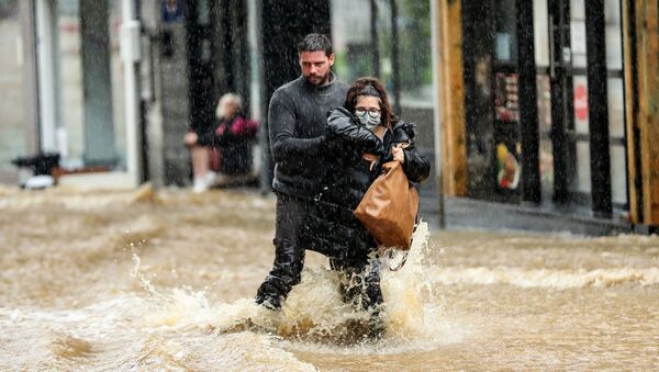 Мужчина помогает женщине пройтись по затопленной улице в городе Спа, Бельгия - 俄罗斯卫星通讯社