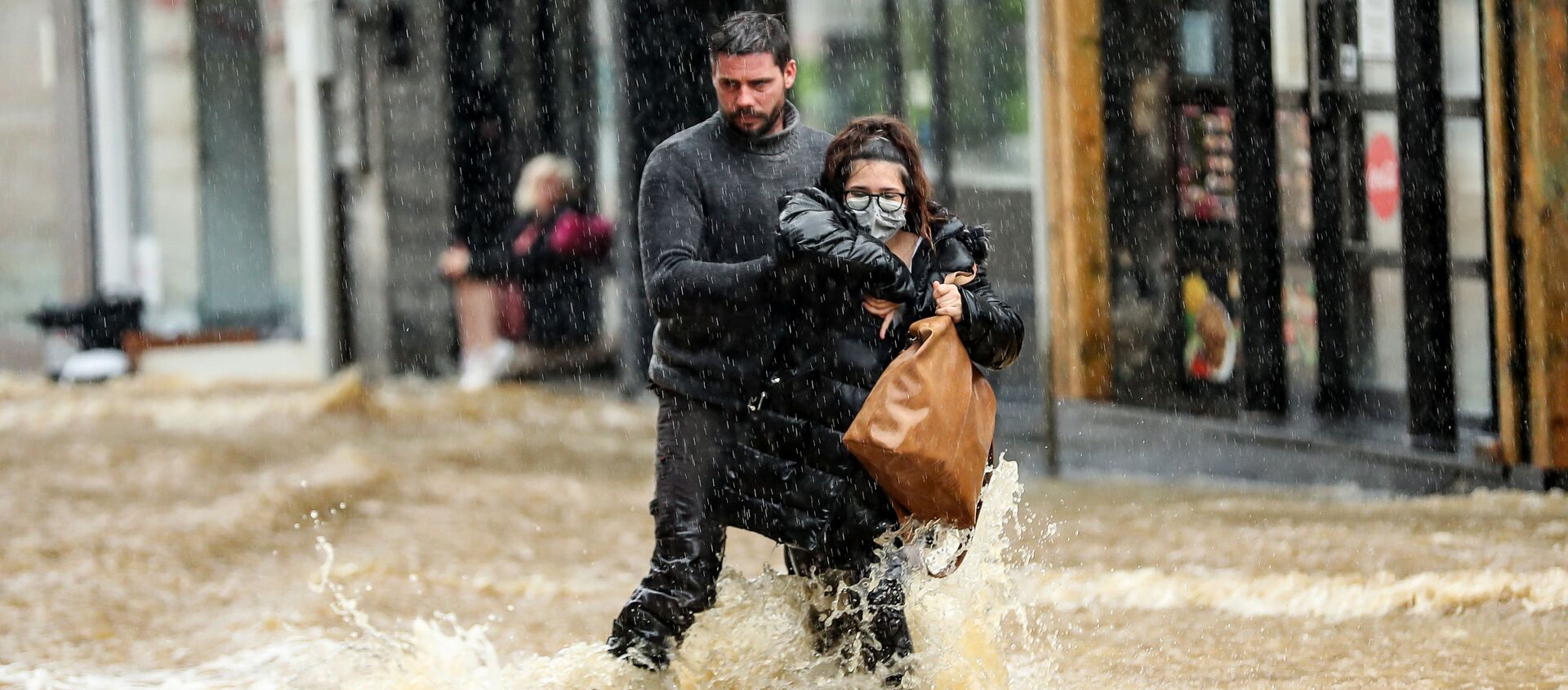 Мужчина помогает женщине пройтись по затопленной улице в городе Спа, Бельгия - 俄罗斯卫星通讯社, 1920, 16.07.2021