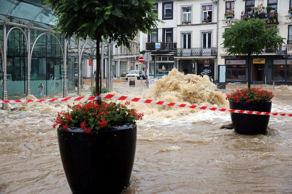 Затопленная улица города Спа в Бельгии - 俄罗斯卫星通讯社