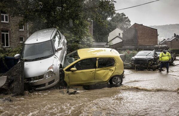 Поврежденные машины на затопленной улице в Мери, Бельгия - 俄罗斯卫星通讯社