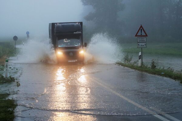 Автомобиль едет по дороге, пострадавшей от наводнения, Германия - 俄羅斯衛星通訊社