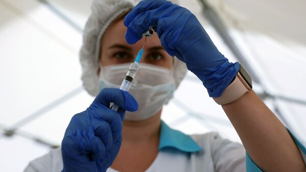Медицинский работник набирает в шприц российскую вакцину Спутник Лайт - 俄罗斯卫星通讯社