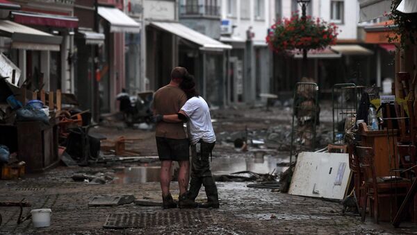 Пара обнимаются, стоя среди обломков, в городе Бад-Нойенар-Арвайлер, Германия  - 俄羅斯衛星通訊社