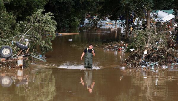 Мужчина идет по затопленному району, пострадавшему от наводнения после проливных дождей, в Бад-Нойенар-Арвайлере, Германия - 俄羅斯衛星通訊社