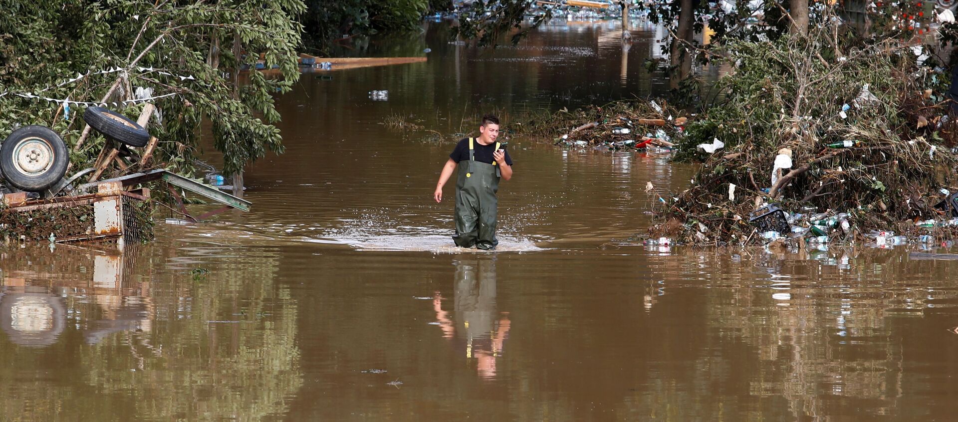 Мужчина идет по затопленному району, пострадавшему от наводнения после проливных дождей, в Бад-Нойенар-Арвайлере, Германия - 俄羅斯衛星通訊社, 1920, 17.07.2021
