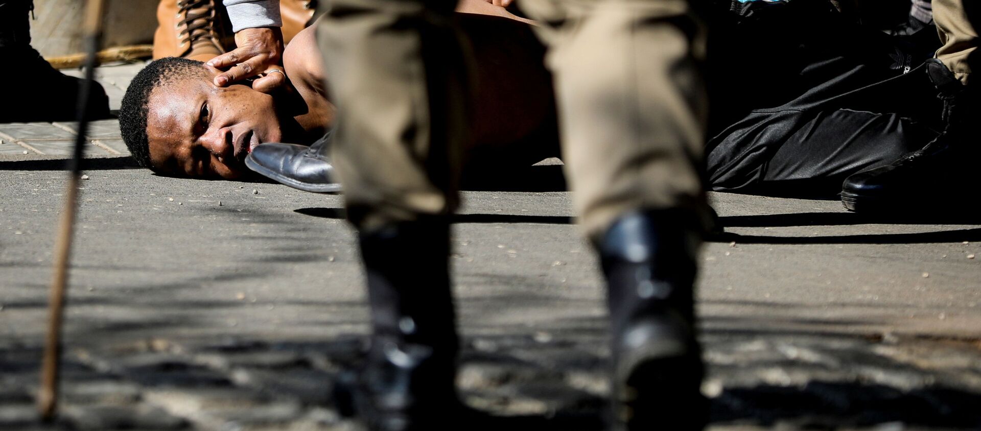 Полицейские задерживают человека во время акции протеста в Йоханнесбурге, ЮАР - 俄羅斯衛星通訊社, 1920, 17.07.2021
