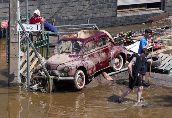比利時，被洪水損壞的車輛。 - 俄羅斯衛星通訊社