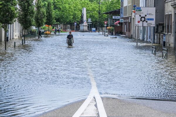法国，走在被洪水淹没的街道上的消防救援人员。 - 俄罗斯卫星通讯社