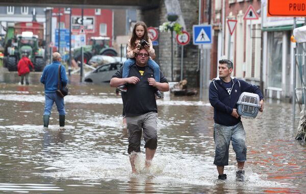 比利時，人們走在被洪水淹沒的街上。 - 俄羅斯衛星通訊社