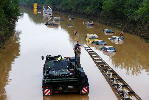 德國，警察和武裝部隊人員乘坐的車輛浸泡在水中。 - 俄羅斯衛星通訊社