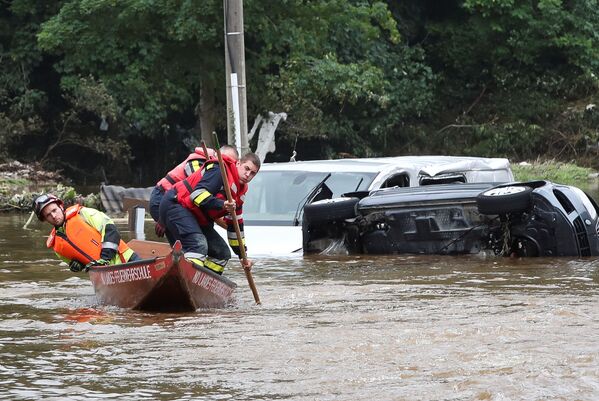 比利時，洪災期間乘船進行救援工作的奧地利救援人員。 - 俄羅斯衛星通訊社