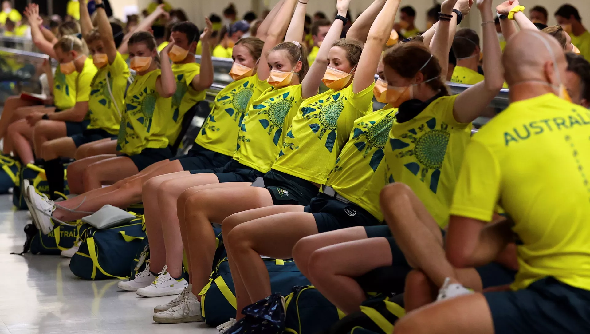 Члены австралийской сборной во время ожидания тестирования на коронавирус в аэропорту Нарита 