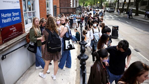 Вакцинация студентов и молодежи в Лондоне  - 俄罗斯卫星通讯社