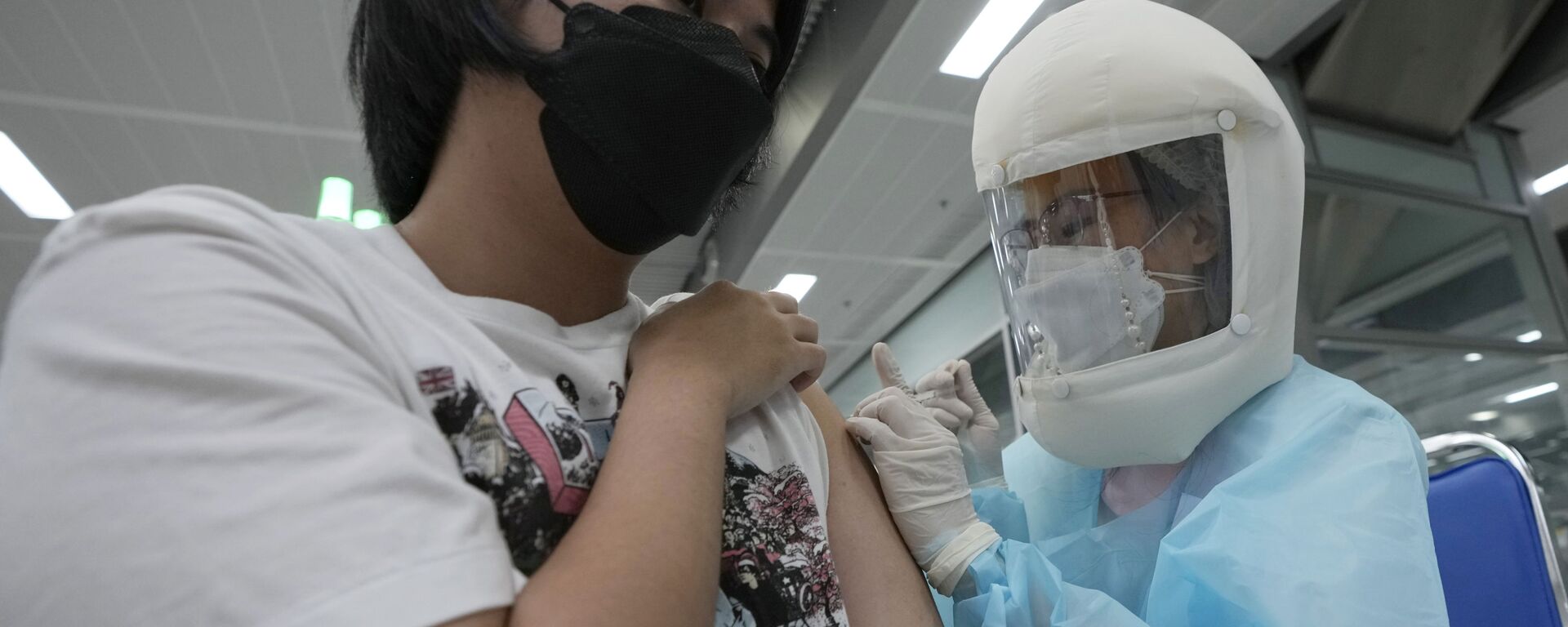 Медицинский работник вводит дозу вакцины AstraZeneca COVID-19 в Центральном центре вакцинации в Бангкоке, Таиланд - 俄羅斯衛星通訊社, 1920, 28.10.2021