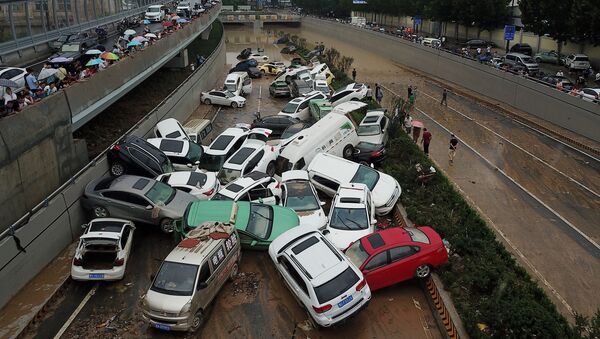 被洪水卷走的机动车辆拥堵在交通隧道入口前。 - 俄罗斯卫星通讯社