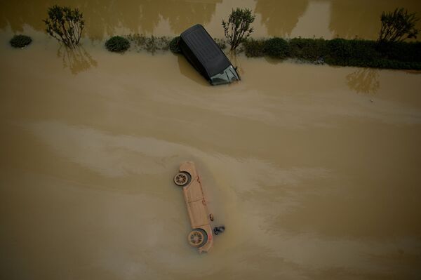 街道上被大水淹沒的機動車輛。 - 俄羅斯衛星通訊社