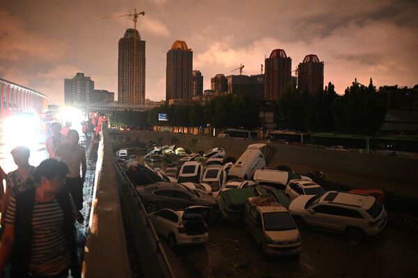 河南居民在交通隧道前观察受损车辆。 - 俄罗斯卫星通讯社