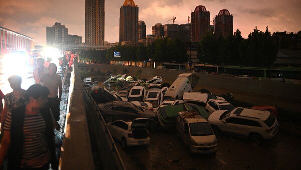 Люди смотрят на поврежденные машины у туннеля в китайской провинции Хэнань - 俄羅斯衛星通訊社
