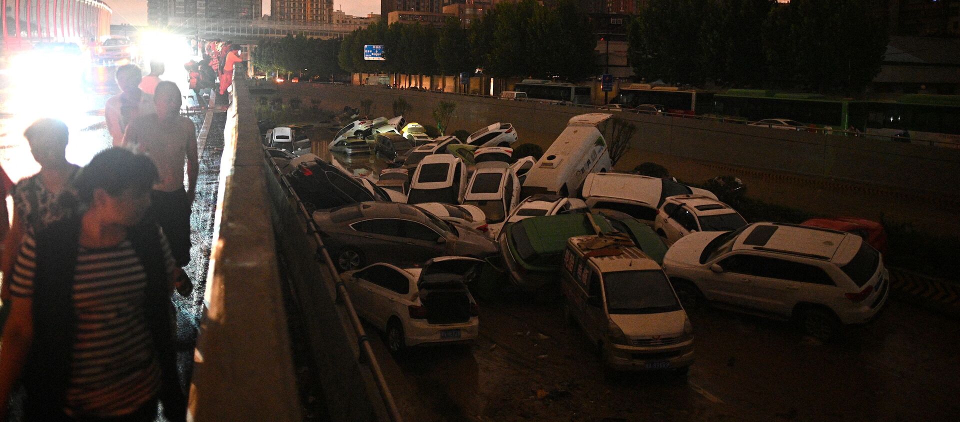 Люди смотрят на поврежденные машины у туннеля в китайской провинции Хэнань - 俄罗斯卫星通讯社, 1920, 23.07.2021