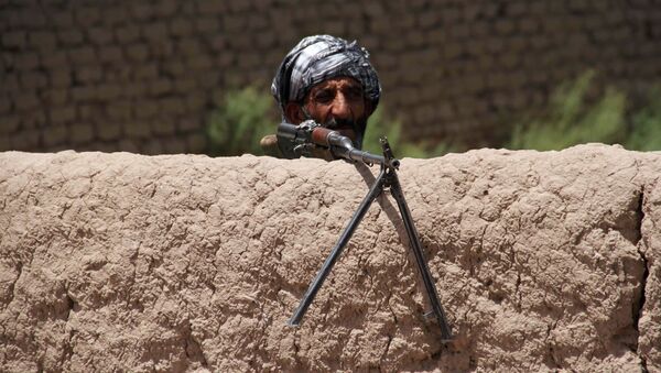Бывший моджахед дежурит на контрольно-пропускном пункте, держа в руках оружие для поддержки афганских сил в их борьбе с талибами, на окраине провинции Герат, Афганистан - 俄羅斯衛星通訊社