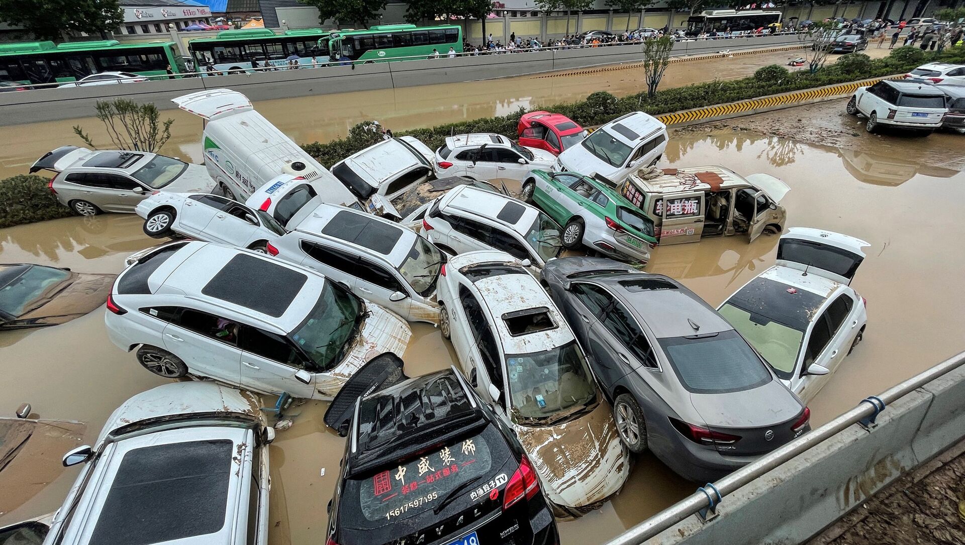 Автомобили стоят в паводковых водах после проливных дождей, обрушившихся на город Чжэнчжоу в центральной китайской провинции Хэнань 21 июля 2021 года. - 俄罗斯卫星通讯社, 1920, 28.07.2021
