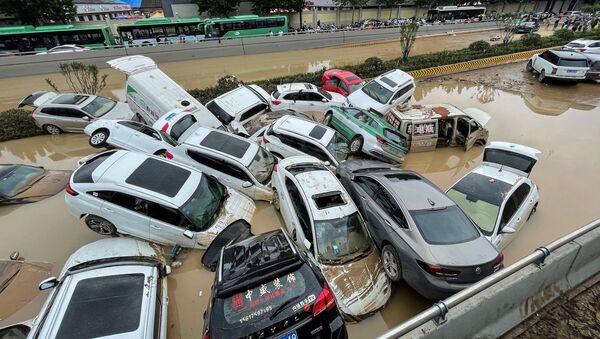 Автомобили стоят в паводковых водах после проливных дождей, обрушившихся на город Чжэнчжоу в центральной китайской провинции Хэнань 21 июля 2021 года. - 俄罗斯卫星通讯社