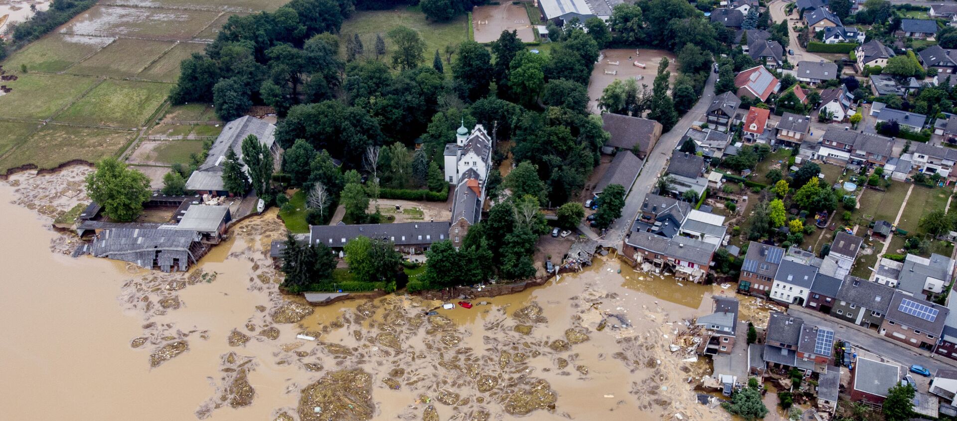 Поврежденный замок (слева) в Эрфтштадт-Блессем, Германия  - 俄羅斯衛星通訊社, 1920, 10.08.2021