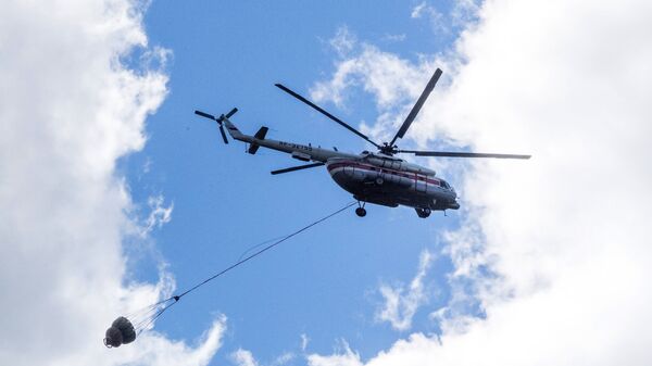 Вертолет МИ-8 во время ликвидации лесных пожаров рядом с Сямозером в Пряжинском районе Карелии - 俄罗斯卫星通讯社
