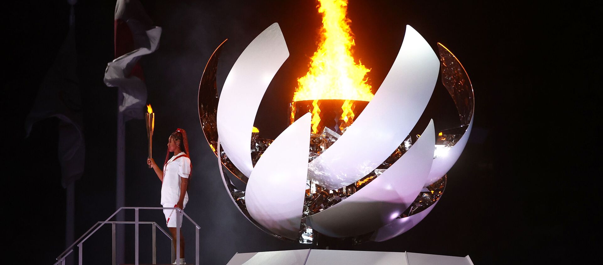 Наоми Осака из Японии держит олимпийский факел после зажжения олимпийского котла на церемонии открытия  - 俄罗斯卫星通讯社, 1920, 28.07.2021