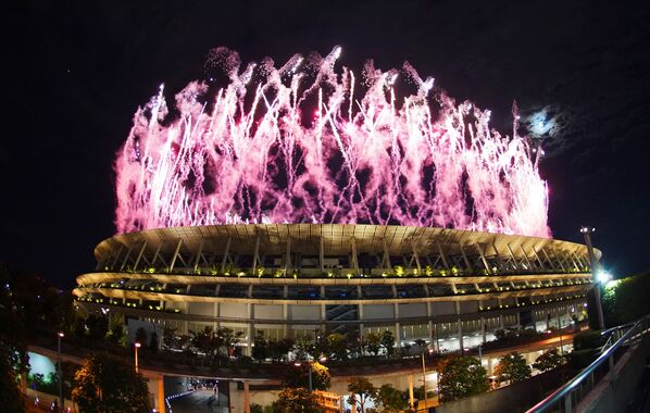 Салют над Национальным олимпийским стадионом на церемонии открытия XXXII летних Олимпийских игр в Токио - 俄罗斯卫星通讯社