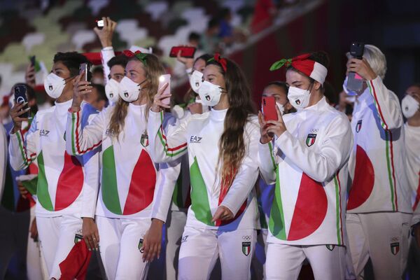 Сборная Италии прибывает на церемонию открытия Олимпийского стадиона на летних Олимпийских играх 2020 - 俄罗斯卫星通讯社
