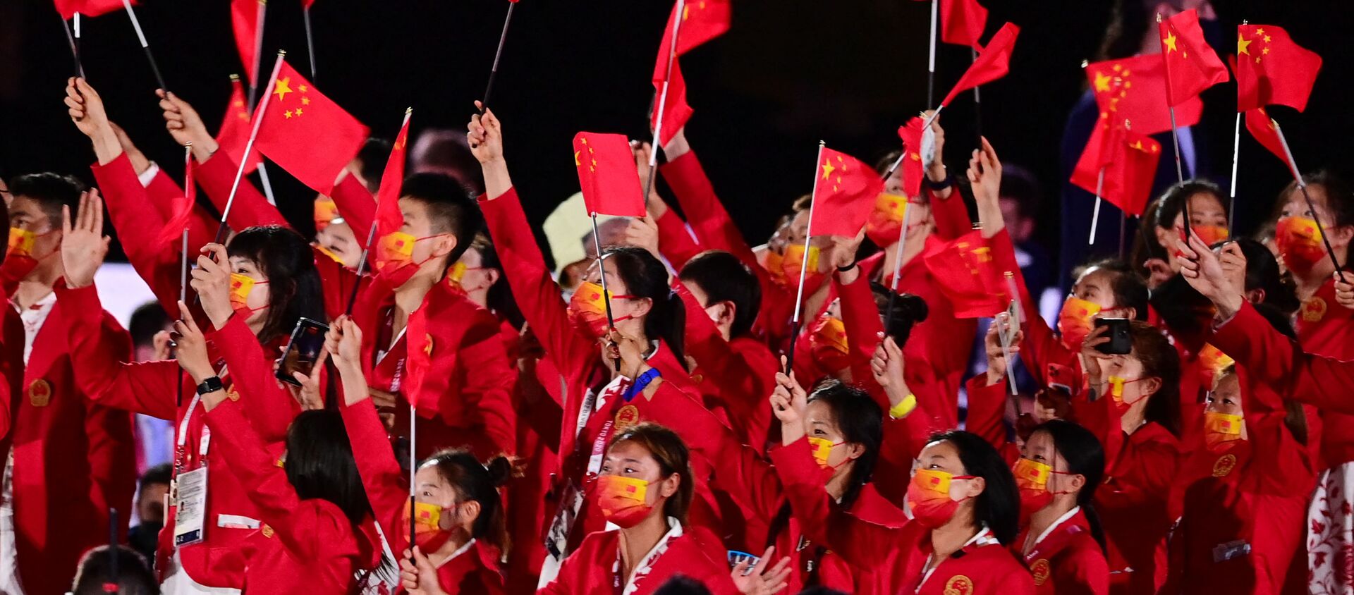 Члены китайской делегации машут флагами, входя на Олимпийский стадион во время церемонии открытия в Токио - 俄羅斯衛星通訊社, 1920, 29.07.2021