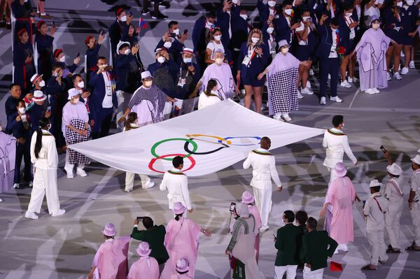 Вынос олимпийского флага на церемонии открытия XXXII летних Олимпийских игр в Токио - 俄罗斯卫星通讯社