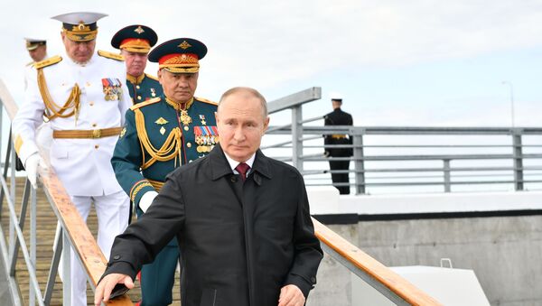Президент РФ В. Путин принял участие в Главном военно-морском параде - 俄羅斯衛星通訊社
