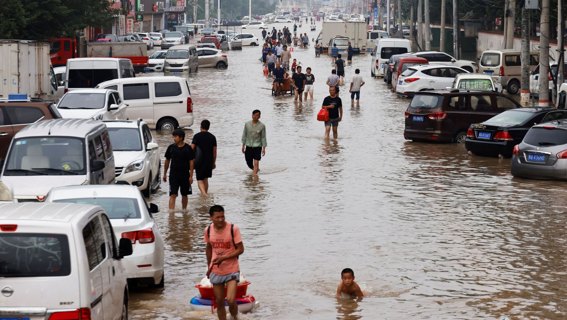 Люди переходят паводковые воды после проливных дождей в Чжэнчжоу, провинция Хэнань, Китай - 俄羅斯衛星通訊社, 1920, 09.08.2021