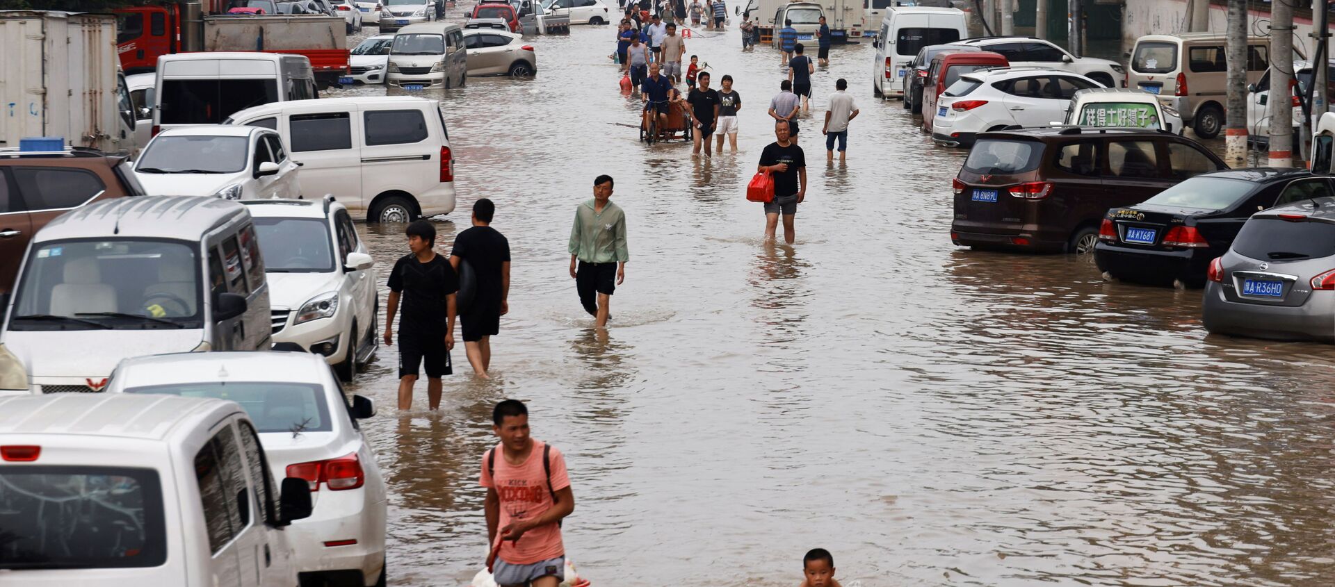 Люди переходят паводковые воды после проливных дождей в Чжэнчжоу, провинция Хэнань, Китай - 俄羅斯衛星通訊社, 1920, 09.08.2021