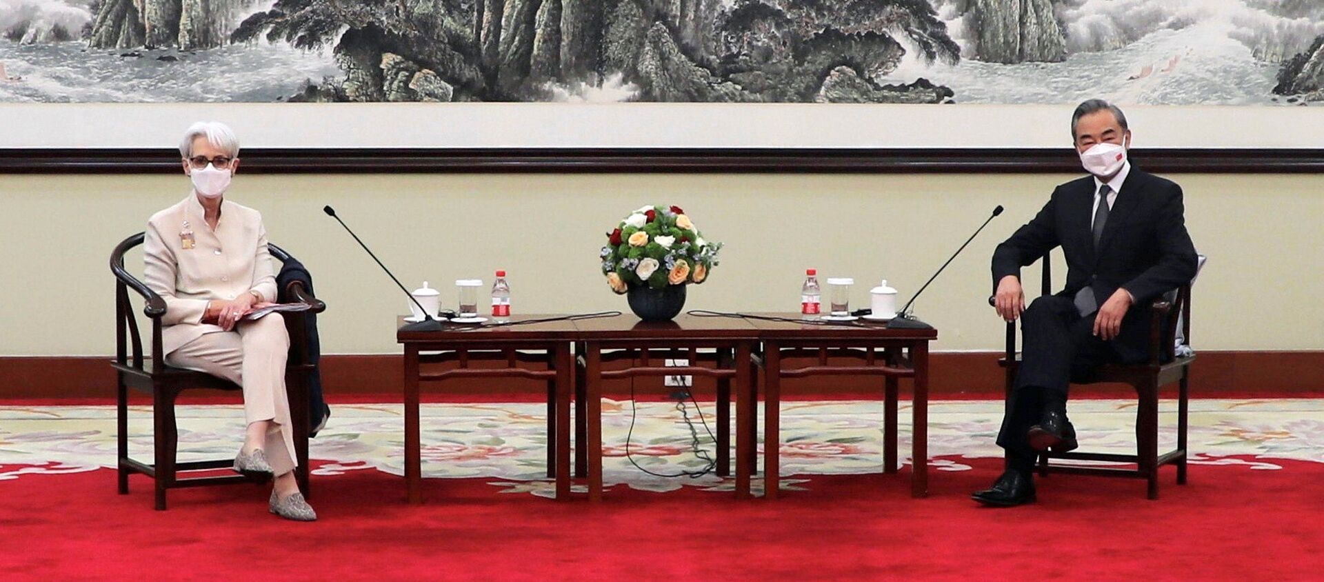 Министр иностранных дел Китая Ван И и заместитель госсекретаря США Шерман - 俄羅斯衛星通訊社, 1920, 27.07.2021