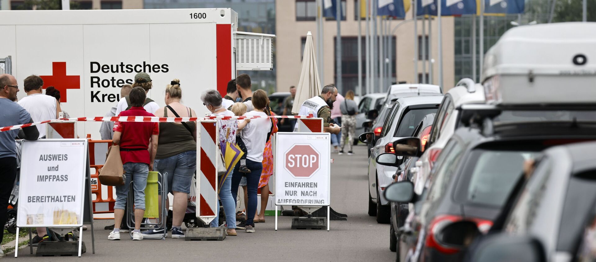 Люди стоят в очереди в своих машинах в центре вакцинации против коронавируса в Берлине - 俄罗斯卫星通讯社, 1920, 02.08.2021