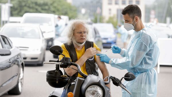 Медицинский работник применяет дозу вакцины против коронавируса в центре вакцинации для автомобилей в Берлине - 俄羅斯衛星通訊社