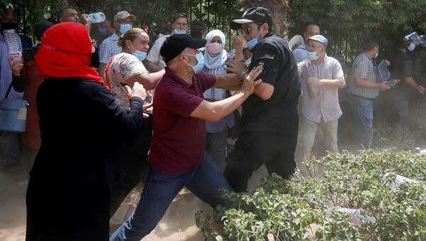 Драка протестующего с полицейским во время беспорядков в Тунисе - 俄罗斯卫星通讯社