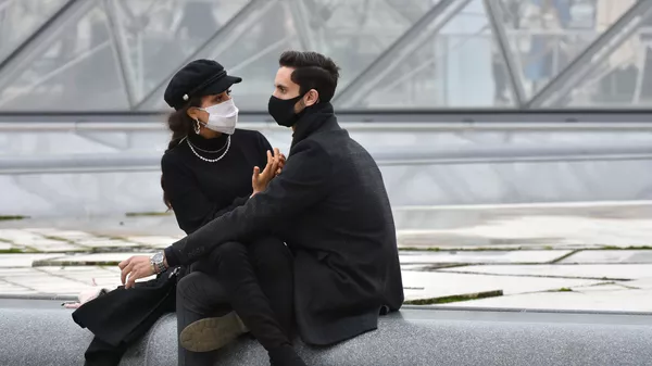 Молодые люди в масках в Париже - 俄罗斯卫星通讯社