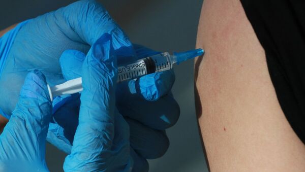 Медицинский сотрудник делает прививку от коронавирусной инфекции - 俄罗斯卫星通讯社