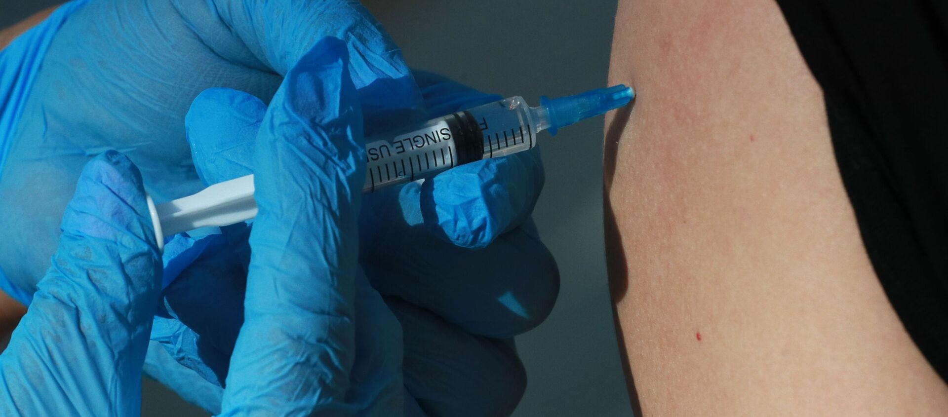 Медицинский сотрудник делает прививку от коронавирусной инфекции - 俄羅斯衛星通訊社, 1920, 30.09.2021