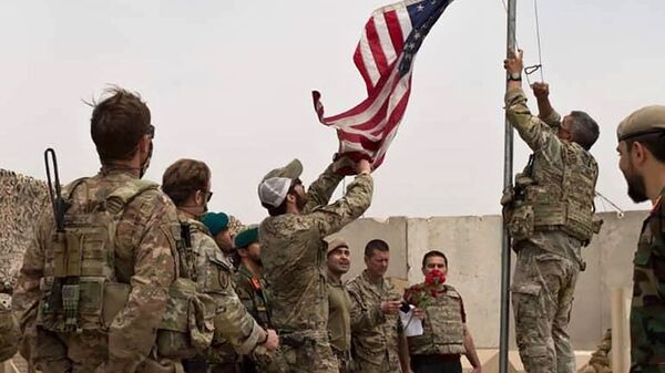 Американские военные опускают флаг США в лагере Anthonic, Афганистан - 俄罗斯卫星通讯社