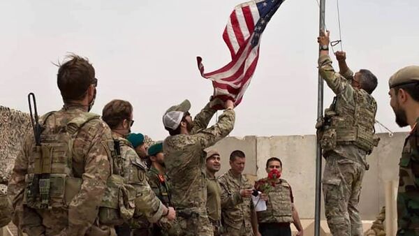 Американские военные опускают флаг США в лагере Anthonic, Афганистан - 俄羅斯衛星通訊社